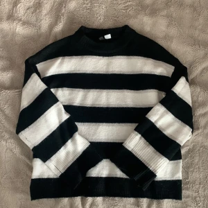 Stickad tröja - Jätte skön stickad tröja från h&m, materialet är mjukt och inte stickig alls. Storlek xs men passar också s/m. 🖤