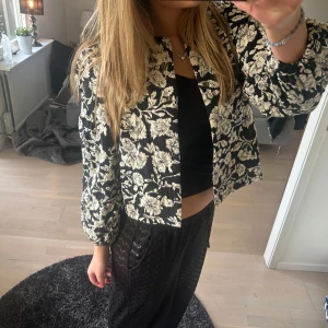Blommig jacka  - Jättefin men aldrig kommit till användning🥲