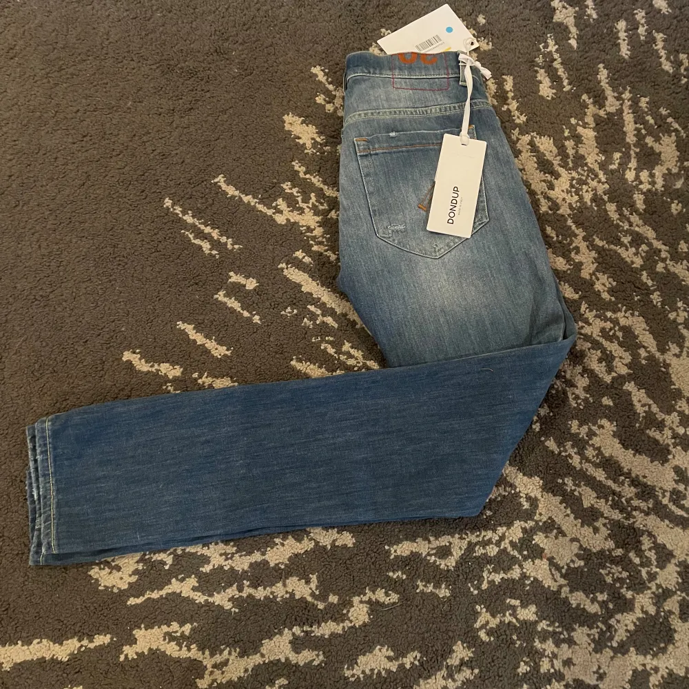 Säljer ett par splitternya Dondup George Jeans eftersom de var för stora. Nypris: 3000kr mitt pris: 1199kr. passar 180 cm. Jeans & Byxor.