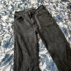 Svarta jeans - Svarta Bikbok jeans. De är inte hög midjade men inte låg de är precis i mitten. Väldigt långa, dock tappat lite färg men fortfarande fina.