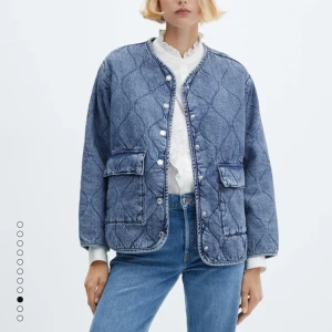 Jeansjacka - Ny jeansjacka från mango. Lite vadderad och använd en halv gång. Köpte för 759 kr. Ganska stor i storleken, skulle mer säga att det är en XS-S istället för XXS. 