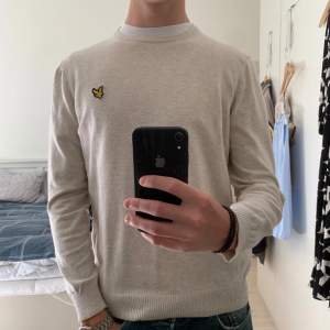 Säljer denna snygga stickade Lyle & Scott tröjan just nu✅. Färgen är cream white och passformen är grym!👌Tröjan är använd men är i mycket bra skick och har inga tydliga defekter! Storleken är M men passar både M och S. Hör av er vid frågor😁