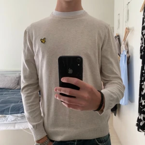 Stickad Lyle & Scott tröja  - Säljer denna snygga stickade Lyle & Scott tröjan just nu✅. Färgen är cream white och passformen är grym!👌Tröjan är använd men är i mycket bra skick och har inga tydliga defekter! Storleken är M men passar både M och S. Hör av er vid frågor😁