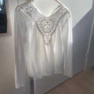 Vit blus  - Vit blus i storlek S från Zara, använd ett fåtal gånger🌸