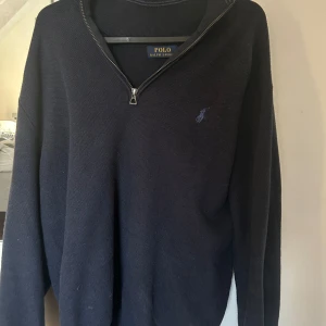 Ralph lauren halfzip Large  - Ralph lauren halfzip Large   Jättebra skick använd väldigt lite. Tröjan är som i nyskick. Köpt förra året från Zalando. 