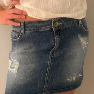 Jeanskjol med slitningar - Säljer denna as snygg jeanskjol med så snygga slitningar! Perfekt nu när det är både varmt men lite svalt ute! man kan styla den till vad som helst 💞💞 säljer då jag redan har en liknande som jag använder mer. Köpte här på plick men använd fåtal gånger  ( lånad bild ) storlek m men sitter fint på mig som har s och mindre 🥰