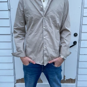 Tiger of Sweden skjorta - Riktigt skön skjorta, matrialet är lite mer som en overshirt. Perfekt till hösten, skriv vid frågor!