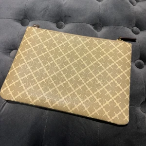 By malene birger väska - Säljer min fina malene birger väska, säljer pågrund av att den inte kommer till användning då jag använder en annan väska💕💕 Den är i jättegott skick med inga märken eller repor!