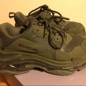 Balenciaga triple S - Balenciaga I bra skick.  Storlek:41