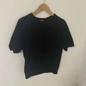 Stickad t-shirt - Svart stickad tröja från h&m som är i bra skick och använd fåtal gånger🤍