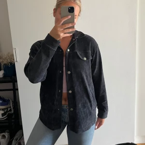 Overshirt - Jättesnygg overshirt/skjorta i manchester-tyg, grå/blå i färgen.  Strl XS på lappen men passar S-L eftersom den är oversize.