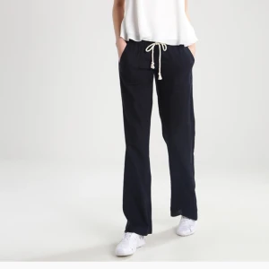 Svarta Roxy linnebyxor  - Använda fåtal gånger, superfint skick, köpte för 419kr på rean, säljer för 250kr💕storlek L och passar både m/L Pris går alltid att diskutera