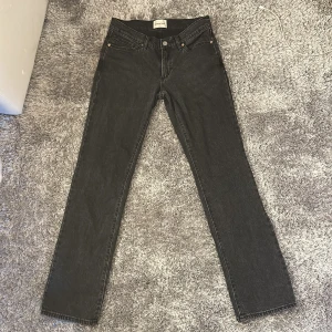 Abrand jeans  - Säljer mina abrand jeans då dom inte passar längre, dom är i jättefint skick. Dom är låg midjade och straight  Köpta för 1100kr Pris går att diskutera  Skriv för mer bilder privat