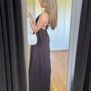 Klänning - Klänning med öppen rygg & halterneck från BikBok storlek XS