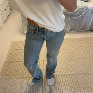 Jeans  - Jeans med slitningar som inte kommit till vidare användning!