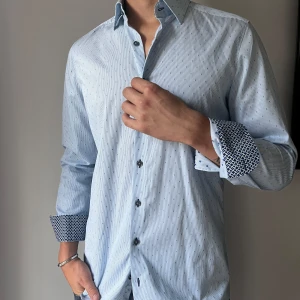 Skjorta - Skön skjorta för bra pris. Modellen är cirka 180cm. 