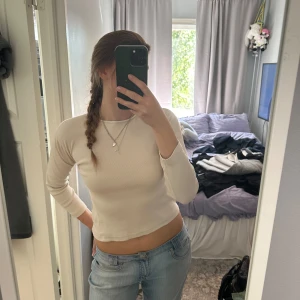 Tröja - Ribbstickad trekvartsärmad tröja i mycket fint skick. Storlek saknas men jag är en M för referens