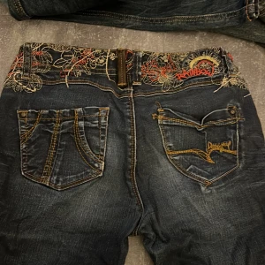 Jeans(ingen knapp) - Säljer byxorna billigt då knapp saknas, behöver få bort massa jeans då dom bara tar massa plats. Köp!❤️