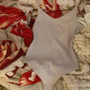 Tröja  - Säljer denna body topp, oanvänd. 99kr & fri frakt 