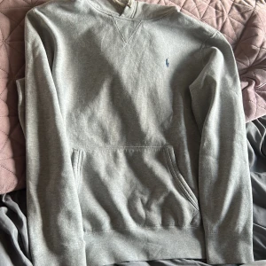 Ralph lauren hoodie  - Säljer denna Ralph lauren hoodie i strl M för bara 699kr, priset går att diskuteras👍