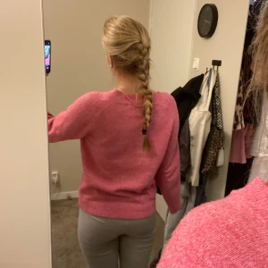 Rosa stickad tröja - Säljer en superfin rosa stickad tröja som är perfekt för kyliga dagar. Den har en normal passform och långa ärmar, vilket gör den både bekväm och stilren. Perfekt för höst och vinter!