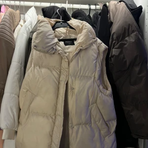 Beige väst - Beige väst, knappt använd max 2 gånger. Bra för hösten. Fler bilder samt mer info kan skickas privat. Möts gärna i göteborg för snabb och smidig affär.