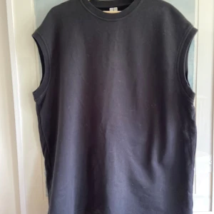 Top från Arket, M - Svart top i collegetyg, så snyggt skuren vid ärm/axel. Köpt på Arket men inte blivit använd här, tvättad innan försäljning. 