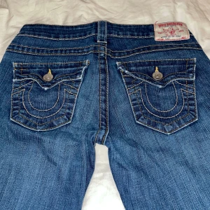 Lågmidjade true religion jeans - Utsvängda true religion jesns i strl W27 - S // innerbens 70cm, ytterben 90cm