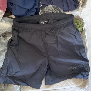 Stüssy shorts - Nylon Storlek M Knappt använts då de var lite väl stora på mig. Så inget slitage.
