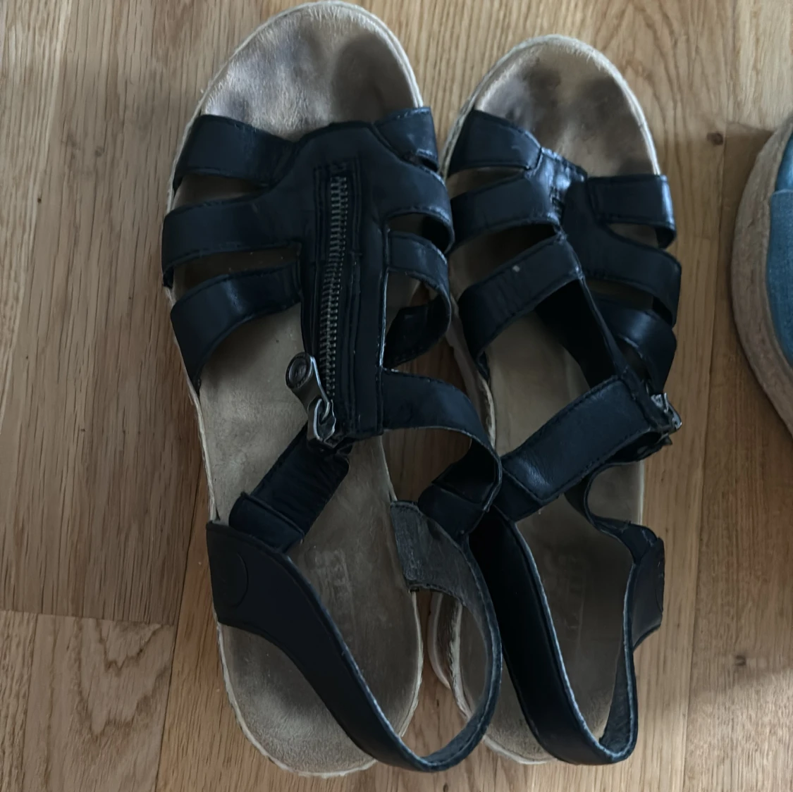 Två par kilklackssandaler i storlek 38 - 160 kr för båda