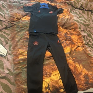 Jordan PSG set - Riktig PSG set byxa och t -shirt för ungdom, storlek M och ni står för frakten. Bra skick som nya