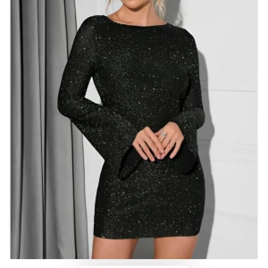 Svart glittrig klänning  - En helt oanvänd jättefin klänning. Den är glittrig med en jättefin öppen rygg. Passar perfekt att ha på fest eller nyår🤩🥰klänningen är i storlek small, men skulle säga att den passar xs också!