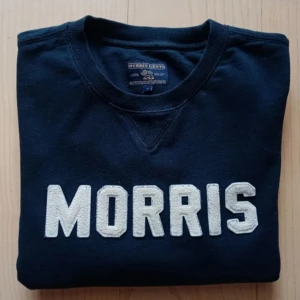 Mörkblå sweatshirt från Morris - Säljer en snygg mörkblå sweatshirt från Morris. Nyligen köpt och bara använt ett fåtal gånger så den är i mycket bra skick.