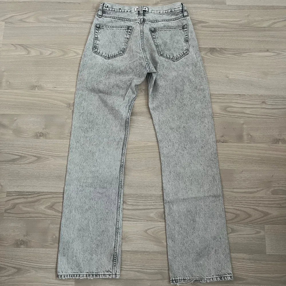 Byxorna har en avslappnad passform med lite bootcut så att de ligger perfekt över skorna. De är i bra skick, den enda skadan är lite heeldrag (se sista bilden) . Jeans & Byxor.