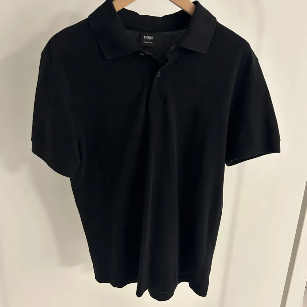 Hugo boss piké.  Size m slim fit.  Bra skick, använd runt 20 gånger. Diskuterbart runt priset. T-shirts.