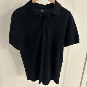 Hugo boss piké  - Hugo boss piké.  Size m slim fit.  Bra skick, använd runt 20 gånger. Diskuterbart runt priset