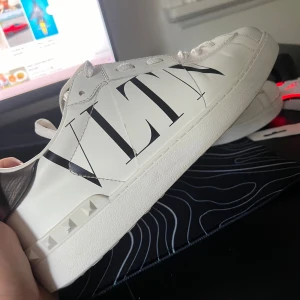  valentino - VLTN graravani rockstud med alla nitar kvar | Nypris 6000 | Storlek 43 | Box, Dustbag å tag (allt og)+nya vita skosnören medföljer vid köp | skick 8/10 | Perfekta nu till hösten🤩 Fraktar inom 24 efter köp📦