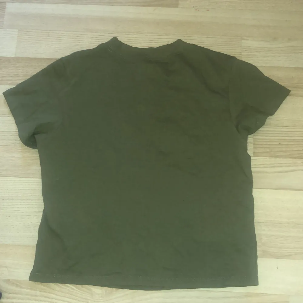 En militärgrön tshirt från h&m 2022😚köpte den då och använde den supermycket men inte längre, ser gott som ny ut ändå🫶🏻. T-shirts.