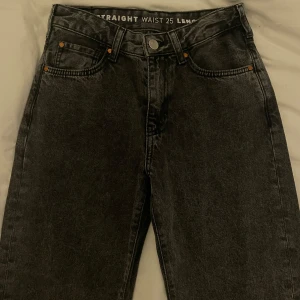 Bikbok jeans  - Jeans i straight leg modellen Grå/svarta Storlek: 25/34