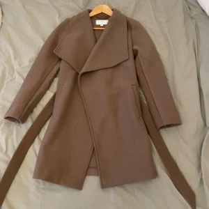 brun vila kappa - jätte fin brun kappa från vila i storlek 36/S. köptes förra året men har aldrig används. skriv om ni har några frågor💕💕