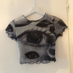 Cool mesh-tröja - Jättesnygg mesh-tröja i nyskick🤍 Sjukt snygg med svart BH/Topp under🤍 Storlek XS-S, stretchig🤍