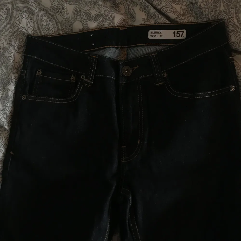 Skit fina slimmy jeans från Lager 157 som är i storlek W30 och L32, vilket då motsvarar i storlek L(40). Jag skulle säga att dem är i ett mycket bra skick och aldrig använda. . Jeans & Byxor.