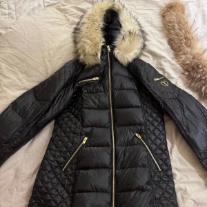 Rock and blue jacka  - En helt ny oanvänd jacka som jag köpte för trodde jag skulle använda den men de gjorde jag inte, du får även med en päls som är äkta, så man kan byta om man känner för de, 