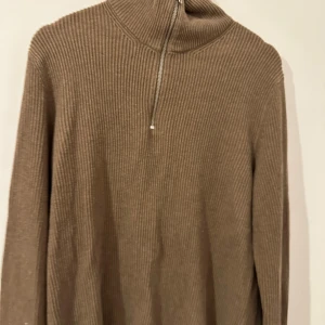 Stickat tröja med hög hals från Jack&jones - Stickat tröja med hög hals. Skön och stiligt till ett möte eller en vanlig vardag.