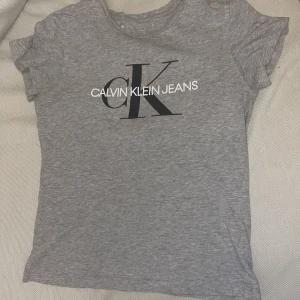 cK T-Shirt  - Storlek: xs💛 Riktig Calvin Klein men tyvärr har den några håll😔 Köptes för 3 år sedan så rätt så gammal men ändå knappast använd🥳 Jätteskön tröja att ha på sig💗💗