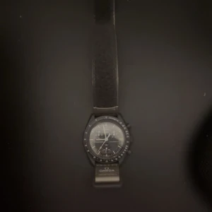 OMEGAxSWATCH Klocka - Det är en OMEGAxSWATCH MISSION TO MERCURY Klocka den går för 4999 ny pris typ knappt använda inget og medföljer