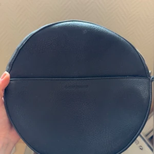 Carin Wester väska  - Rund väska från Carin Wester i skinn! 