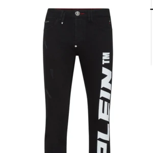 PHILIPP PLEIN JEANS - PHILIPP PLEIN DENIM SUPER STRAIGHT CUT  ”ÄKTA”  Mitt pris 3000 kr nypris 8.500kr  Storlek 31   Använda en gång  