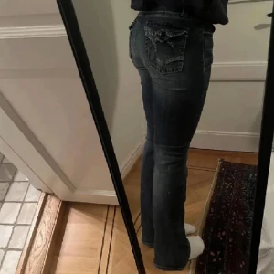 Mörkblå jeans med broderad bakficka - Jättefina jeans med ascoola bakfickor!!💕Köpta här på plick men passade inte mig så bilden är inte min, skriv privat för fler bilder eller mått!💗