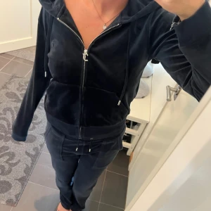 Juicy Couture sett  - Super mysigt juicy sett😊 finns att köpa separt också💕 Tröjan är storlek M och byxorna är storlek S💕 Priset går självklart att diskutera🫶🏽